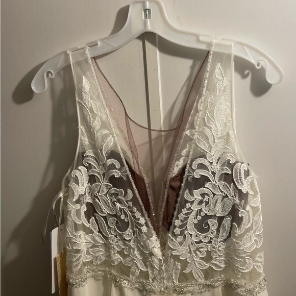 Wedding dress - Picture 6 of 8